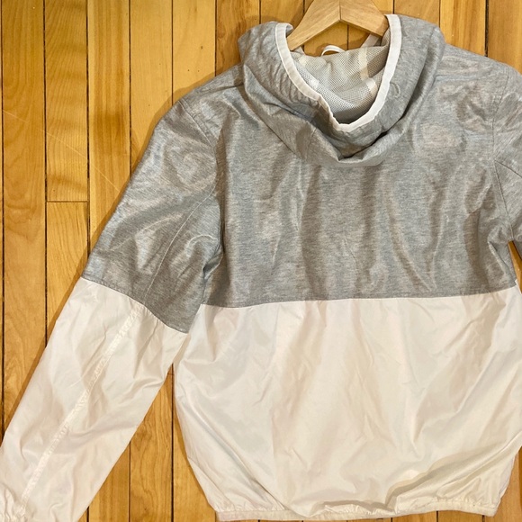 White and grey hooded rain coat / wind breaker - Picture 4 of 4